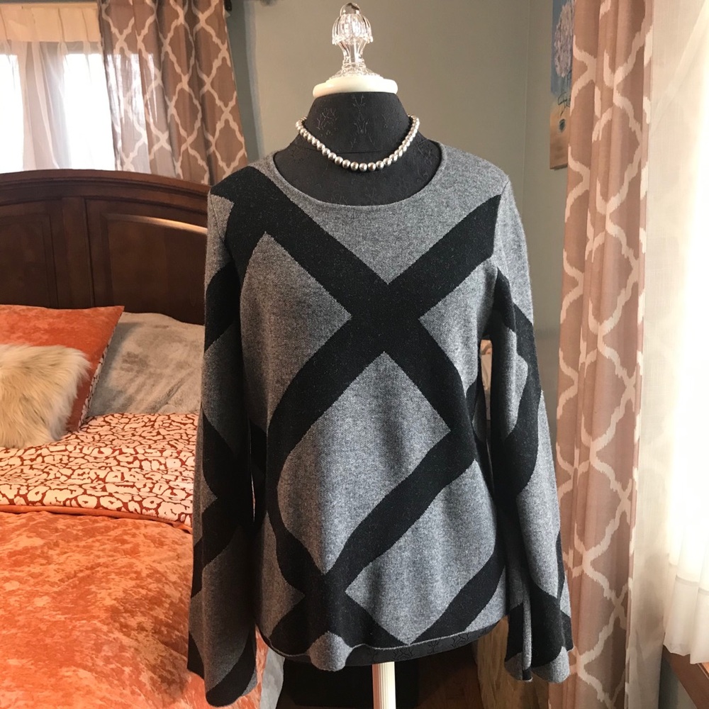 Ann Taylor ⚜️ Grey & Black Design Sweater - Picture 2 of 7